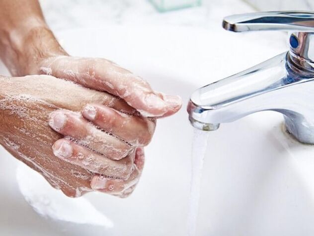 lavaggio delle mani durante la sverminazione